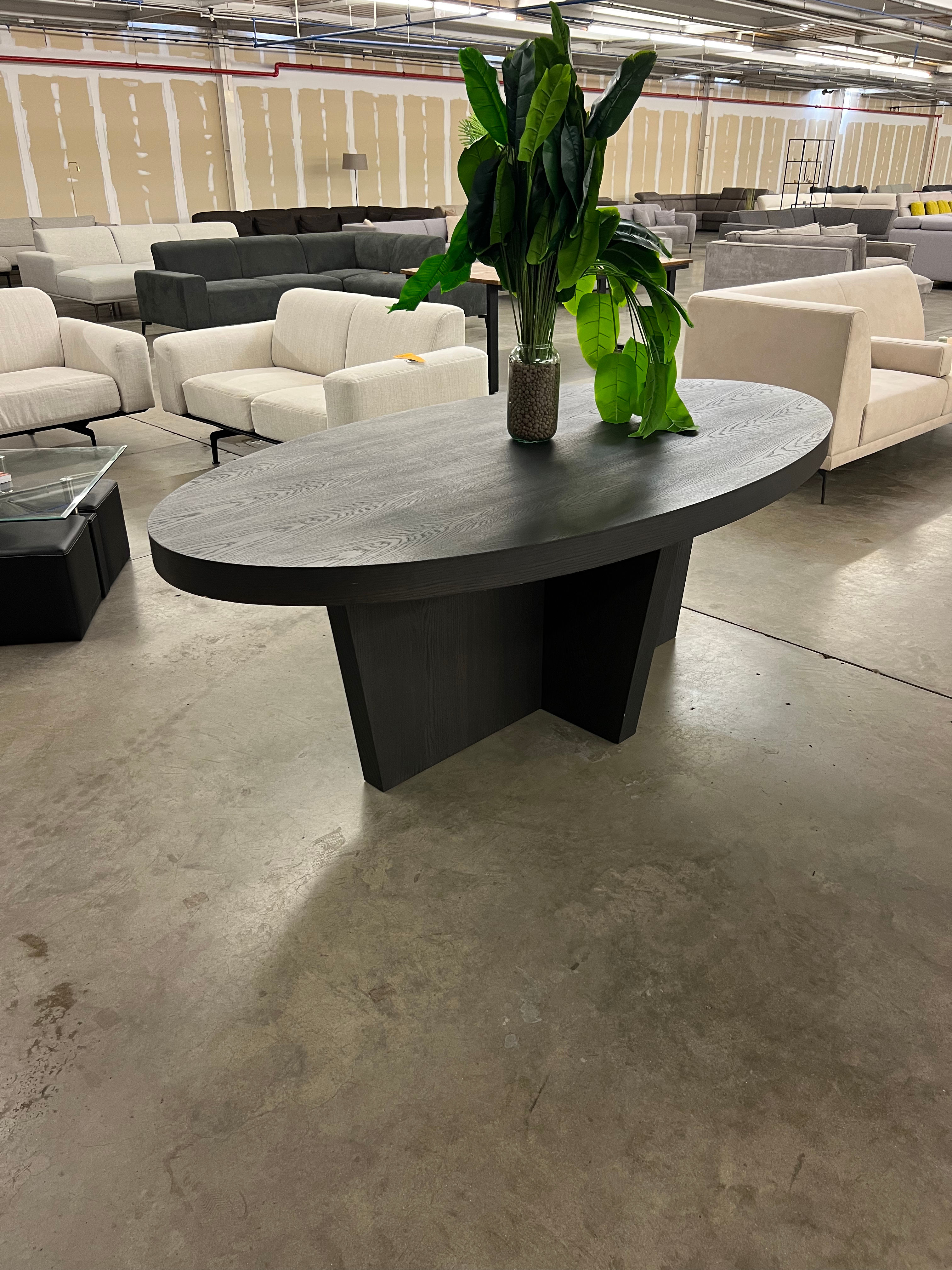 Zwarte ovale hoektafel