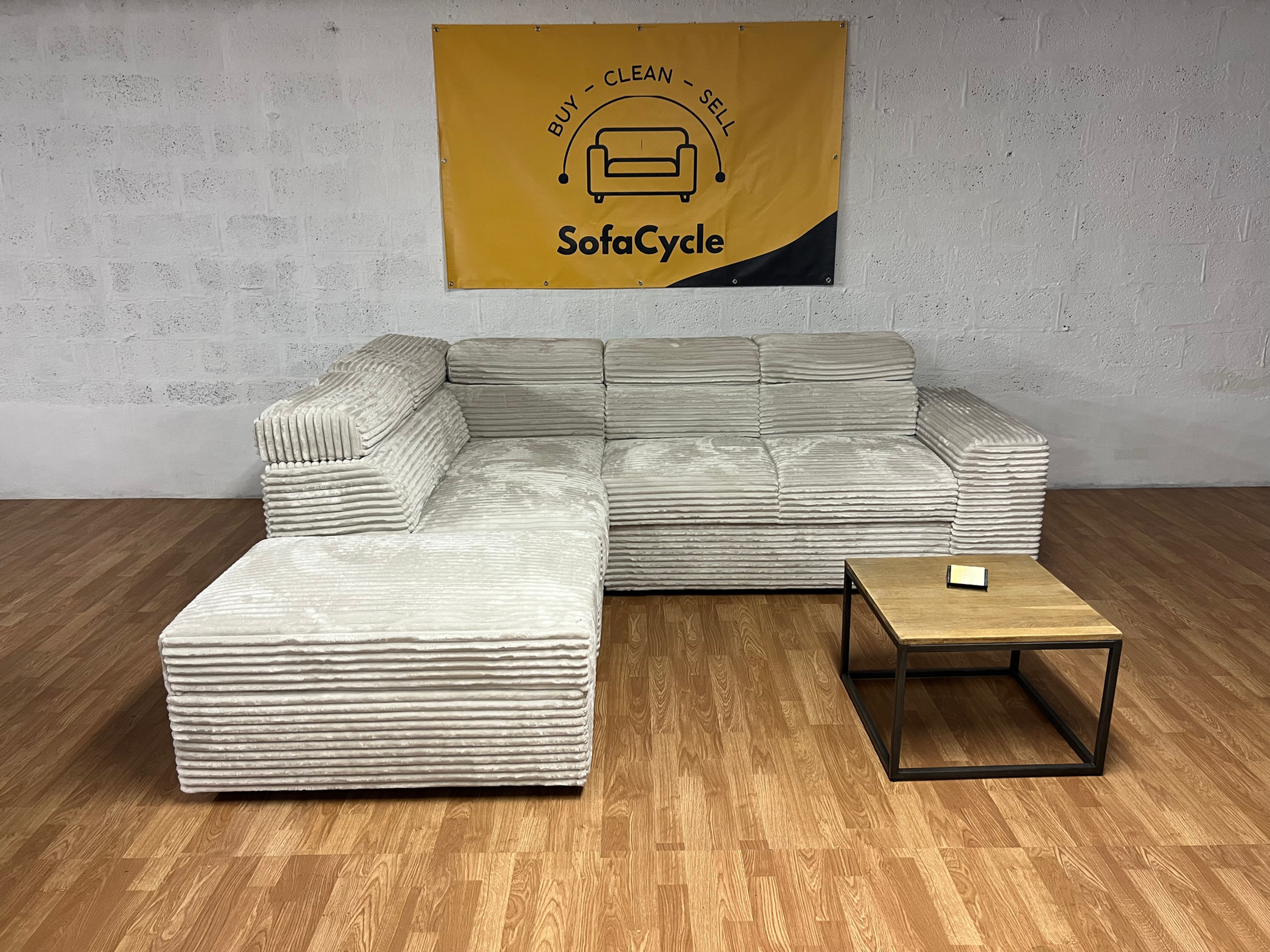 Showroommodel! Wit fluffy slaapbed met modulaire opbergpoef – perfect als nieuw