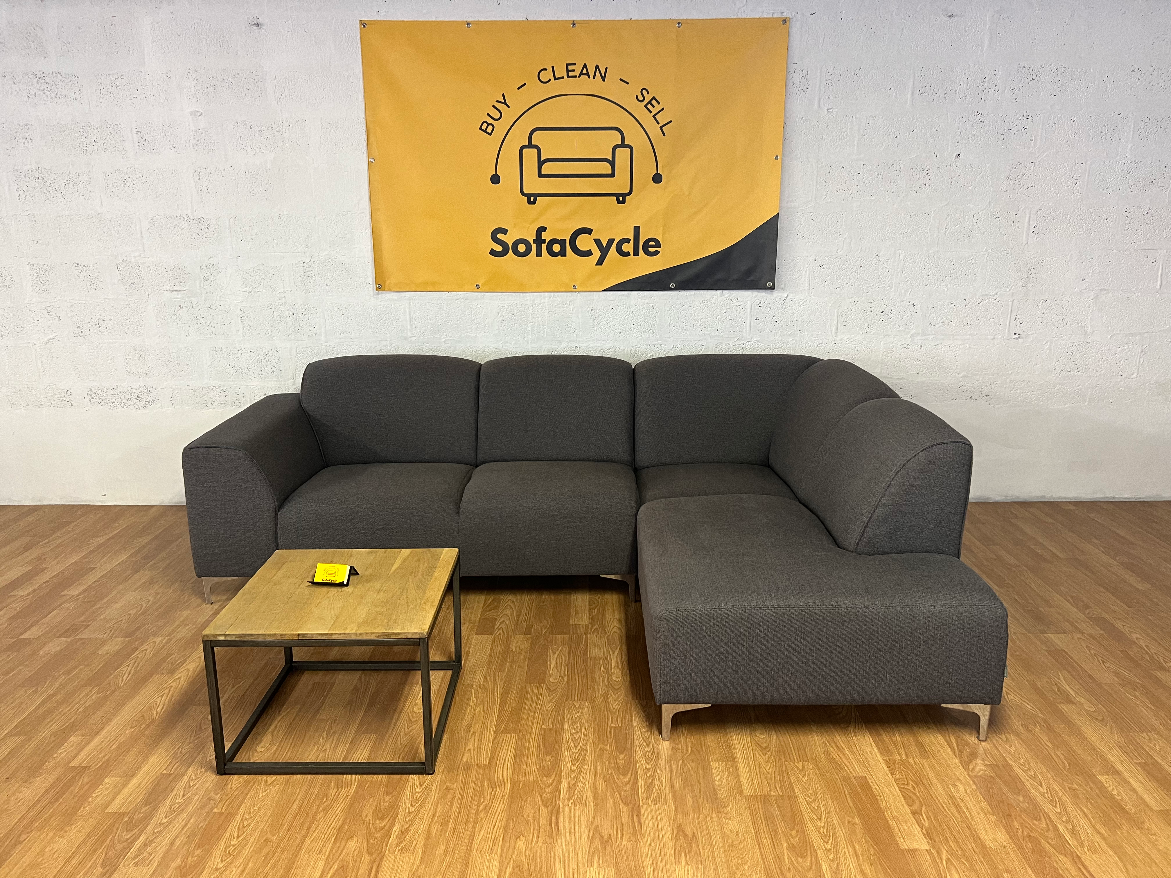 XOOON – Grijze hoekzetel met vaste kussens