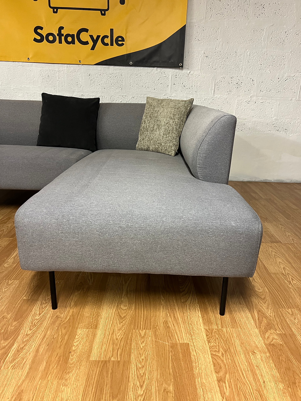 Thumbnail: Moderne grijze hoekzetel – strak design & zwarte metalen pootjes