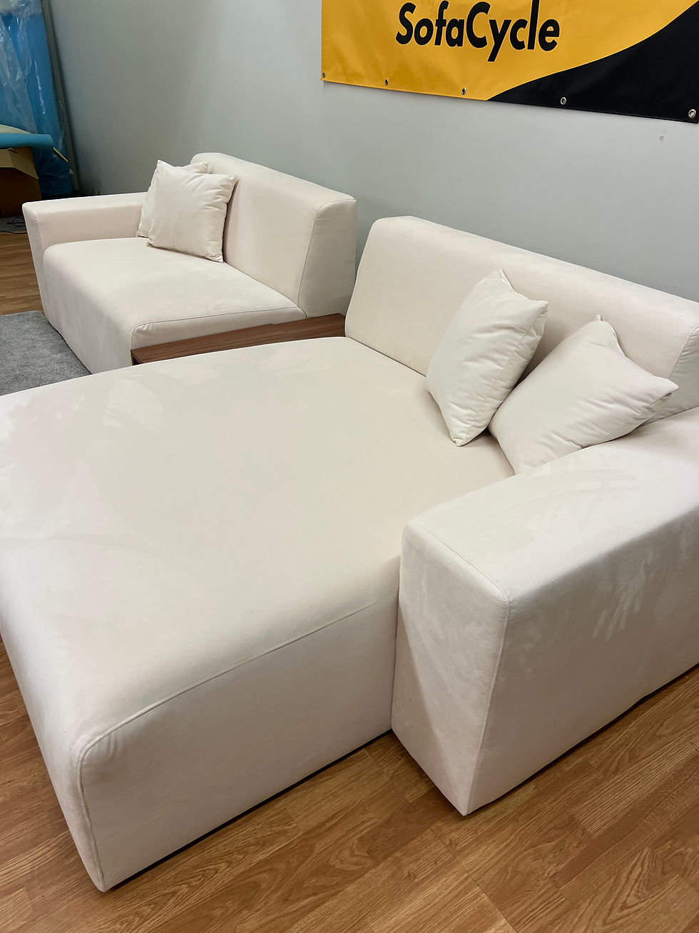 Thumbnail: OVERSTOCK Chateau d’Ax beige velouren zetel met houten tussenstuk – topdesign