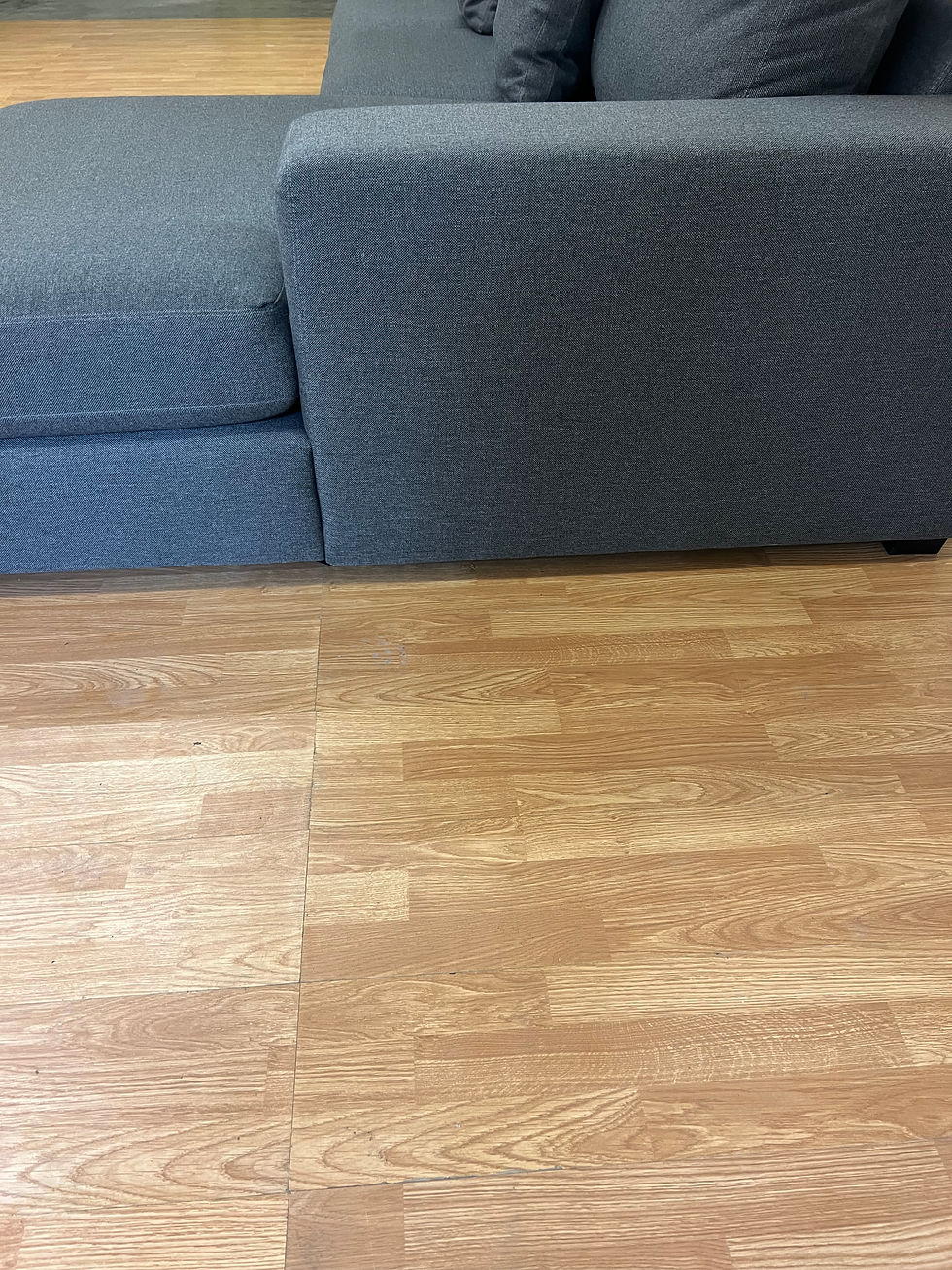 Thumbnail: Ruime zwarte hoekzetel met losse kussens – Modern & comfortabel