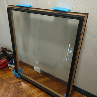 détail de l'ouvrant intérieur en bois chêne lasuré d'une fenêtre SO Solabaie