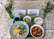 ㉛809オープン食堂冷やしうどんも厚揚げのチリソースそうめん瓜の酢の物梨.jpg