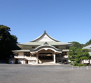 生長の家宇治別格本山 宝蔵神社大拝殿.jpg
