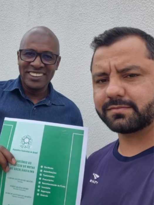 Dois homens segurando um plano de jogo com texto; Dias & Santo