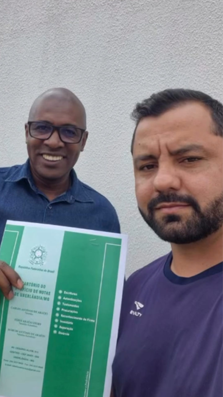 Dois homens segurando um plano de jogo com texto; Dias & Santo