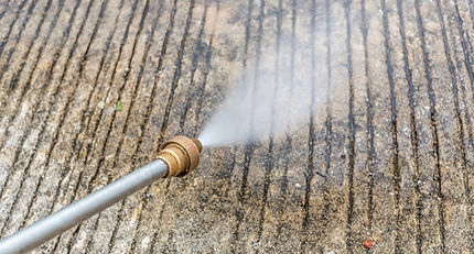 Floor cleaning by pressure water jet