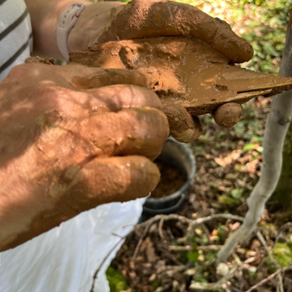 enfant en train de faire un totem