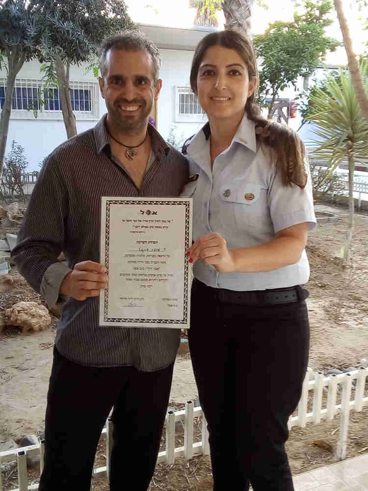 קצינת החינוך, רויטל, מגישה לי תעודת הוקרה