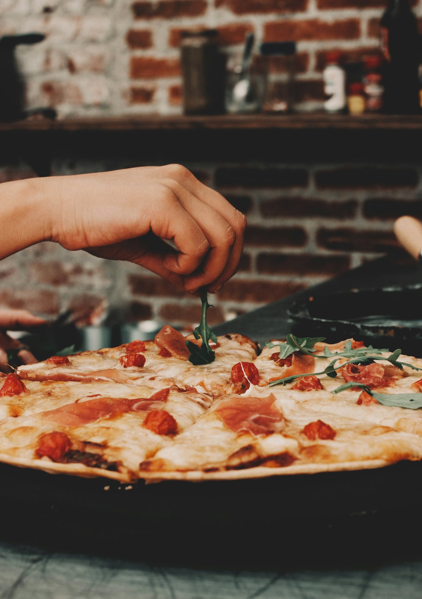 Pizza aansnijden aan tafel