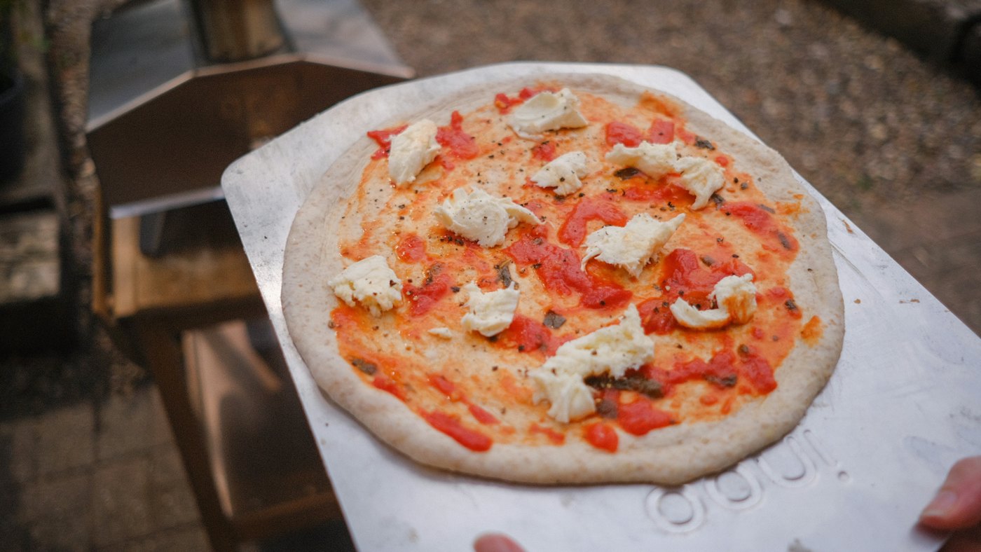 Pizza op een papieren bord