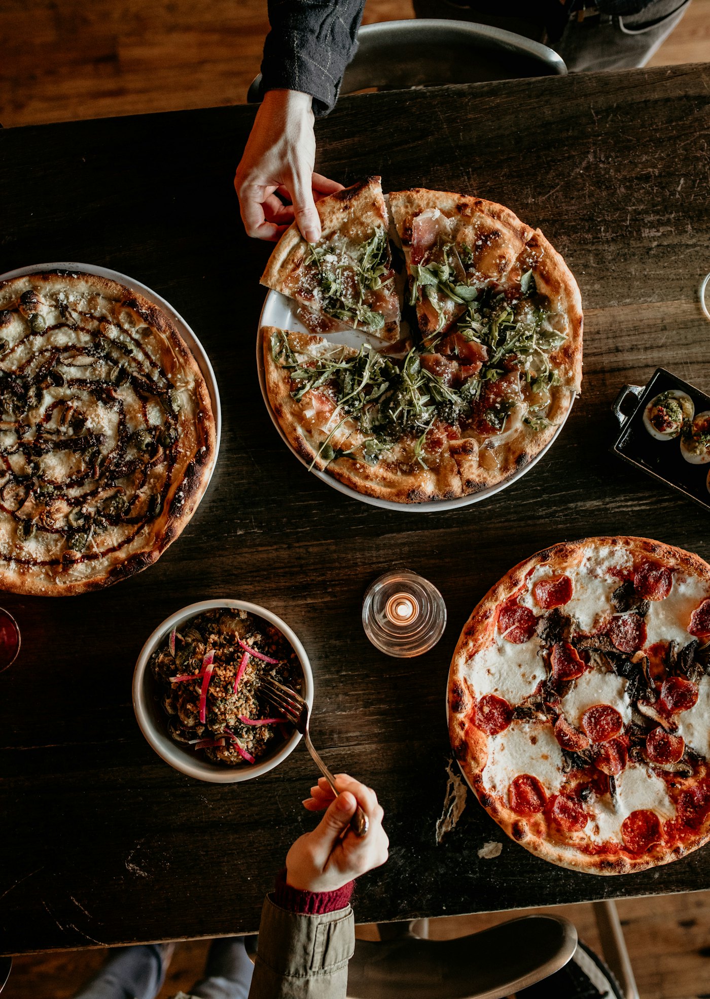 Samen pizza's beleggen