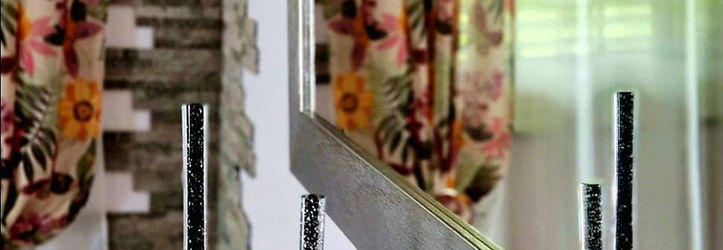 Detalhe de decoração em casa de férias: vasos e cortinas.