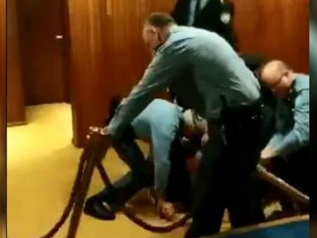 Crea fama y te arrastran hasta la salida