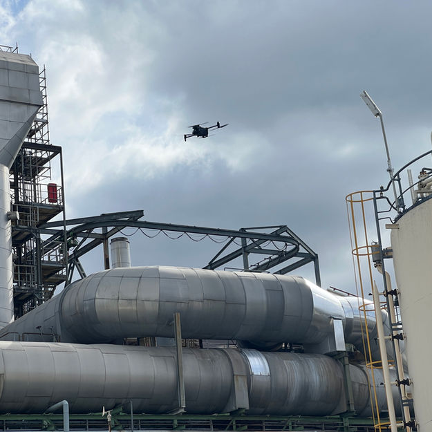 Drohneninspektion, Drohne auf Industrieanlage, Industrieinspektion, Kraftwerk mit Drohnen Inspizieren