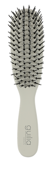Die Abbildung zeigt eine kompakte Haarbürste mit einem ergonomischen, grauen Griff und einer schmalen, ovalen Bürstenfläche. Der Griff ist rutschfest gestaltet und verfügt am unteren Ende über eine kleine Öffnung zum Aufhängen. Die Bürstenfläche ist mit flexiblen Kunststoffborsten ausgestattet, die an den Spitzen kleine, runde Noppen haben. Diese Borsten helfen dabei, das Haar sanft zu entwirren und die Kopfhaut zu massieren. Durch ihre handliche Größe eignet sich diese Bürste besonders für unterwegs, für kürzeres Haar oder als Ergänzung zur täglichen Haarpflege.