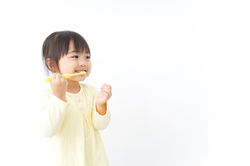 歯ブラシしている女の子