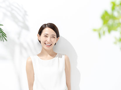 日差しを浴びて気持ちいい表情の女性
