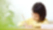 学習している小学生