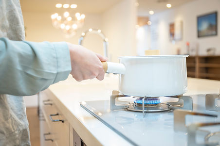 料理をしている女性の手元