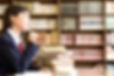 勉強している女子学生