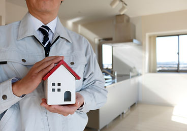 手に家の作業服の男性