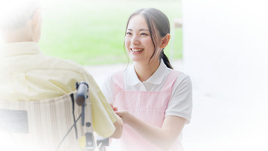車椅子の男性と話す女性