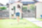 庭で遊ぶ子供たち