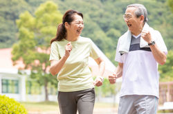 運動する夫婦