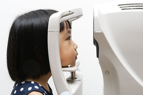 眼の検査をしている女の子