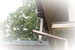 壊れた雨どい