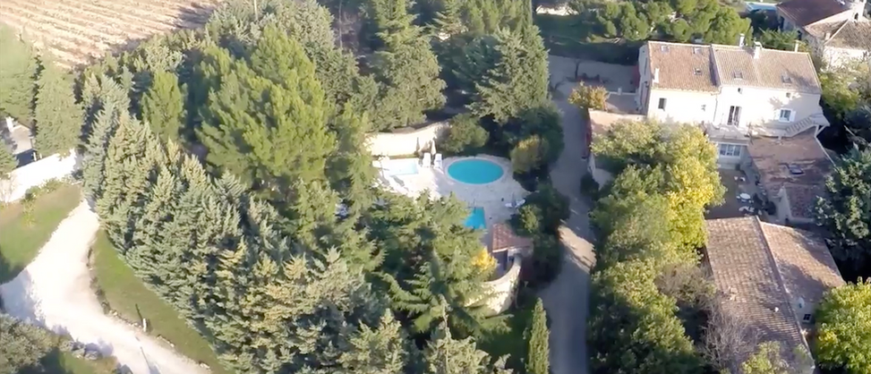 The Mas Saint-Gens estate offers holiday rentals in Provence, a gîte in Carpentras, Vaucluse, and a guest house with a heated swimming pool in the Luberon and Ventoux regions.