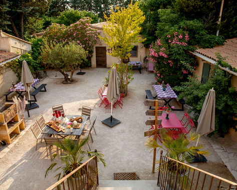 Patio guinguette du Mas Saint-Gens, grand gîte près Avignon