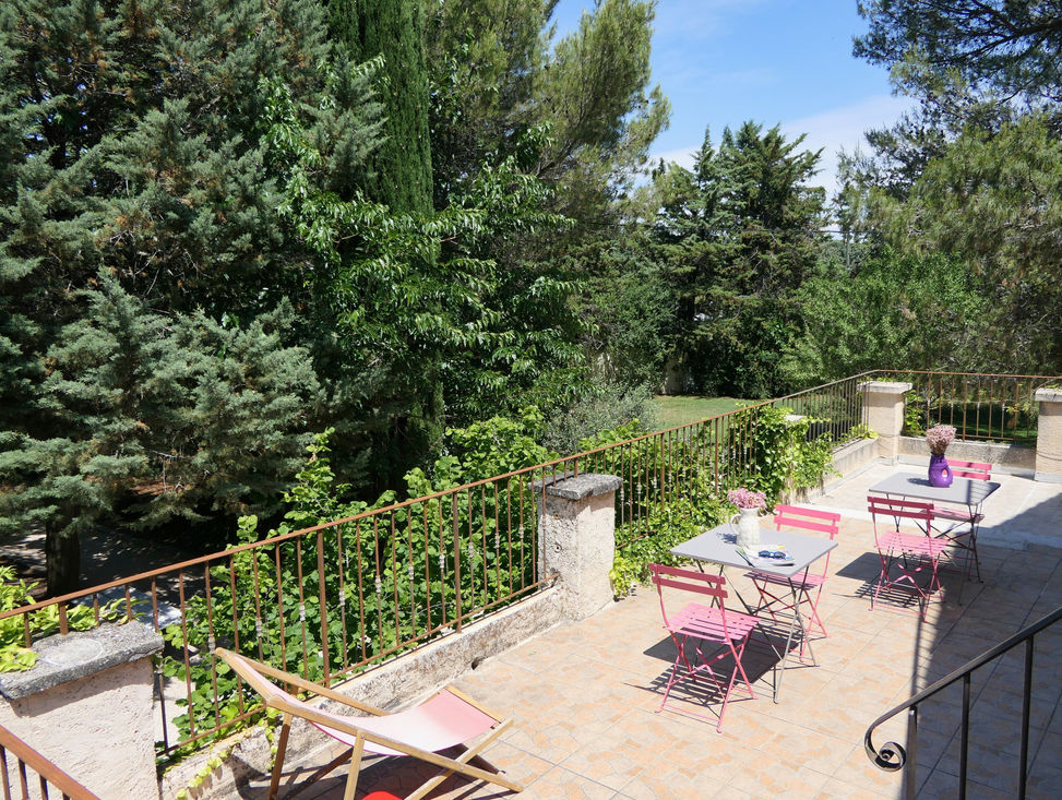 Une grande terrasse avec mobilier de jardin dans un domaine en Provence
