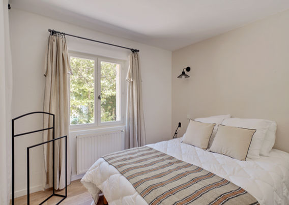 Chambre beige au Mas Saint-Gens , maison de vacances à Carpentras