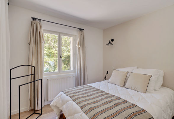 Chambre beige au Mas Saint-Gens , maison de vacances à Carpentras