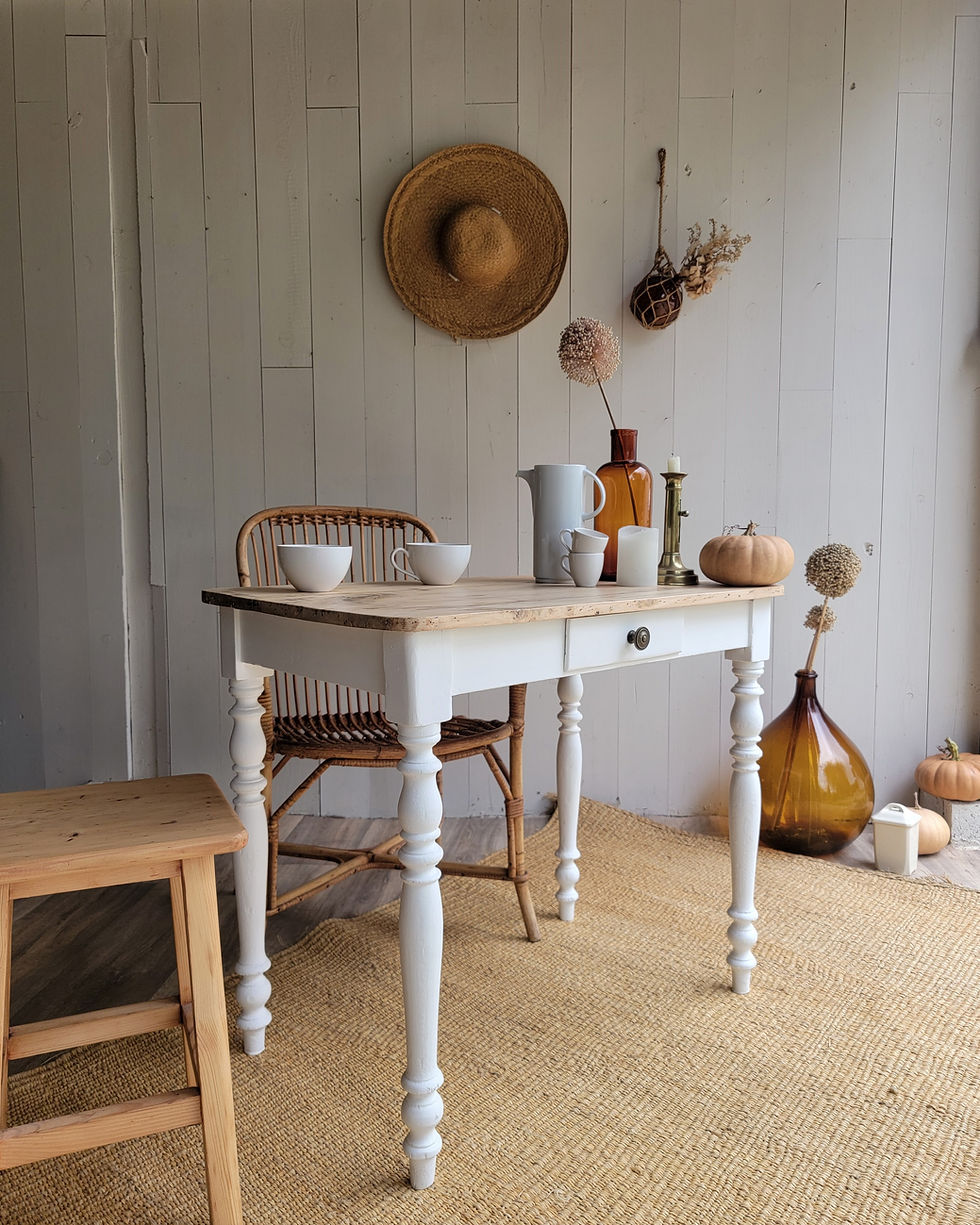 Miniature : Petite table ancienne en bois avec pieds tournés blanc et plateau patiné