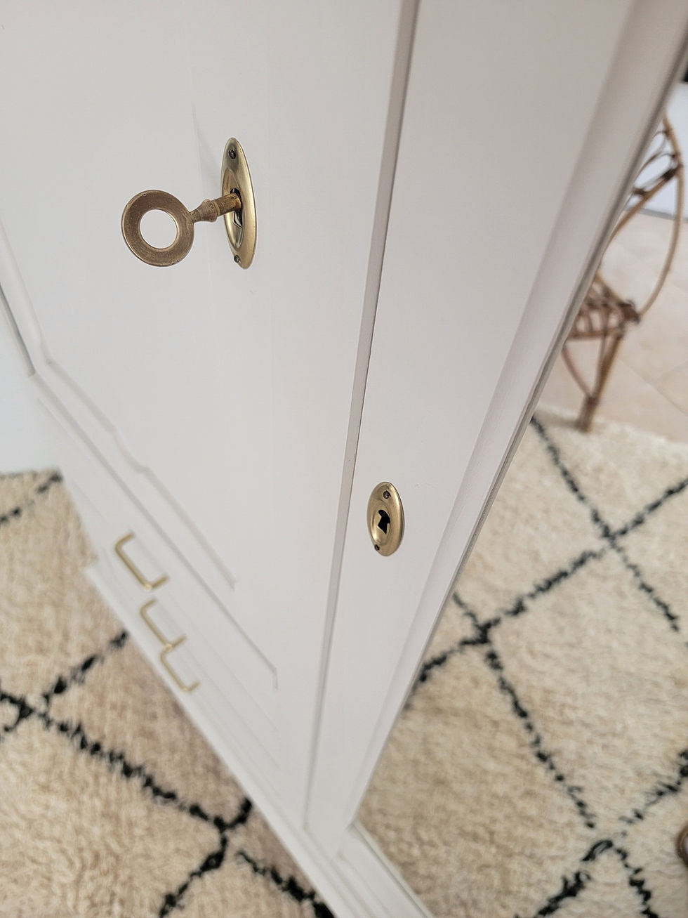 Miniature : Armoire vintage années 50 beige et bois avec miroir et pieds compas