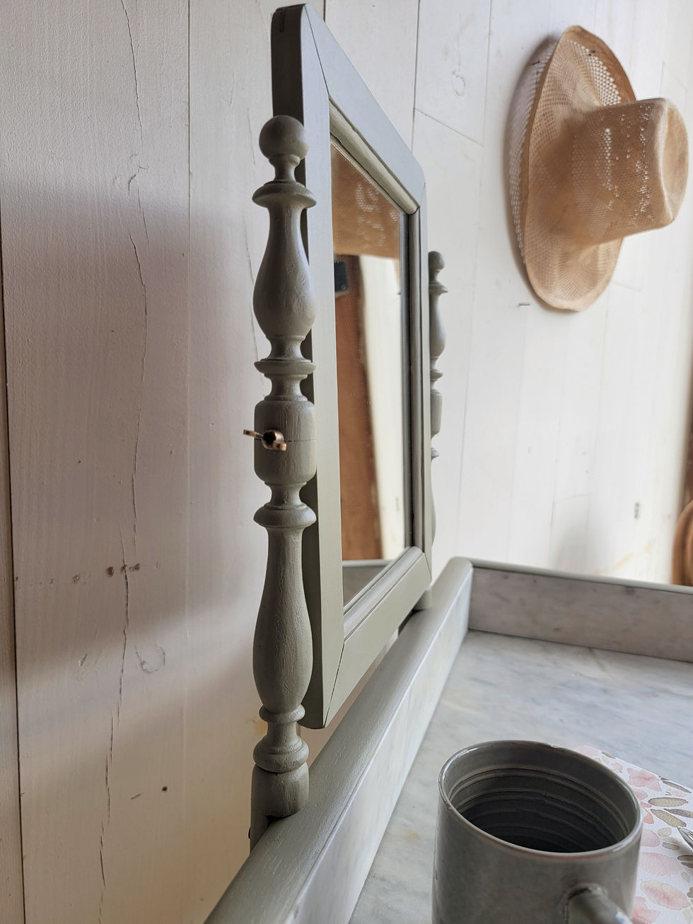 Miniature : Coiffeuse ancienne restaurée apportant du caractère à une décoration contemporaine