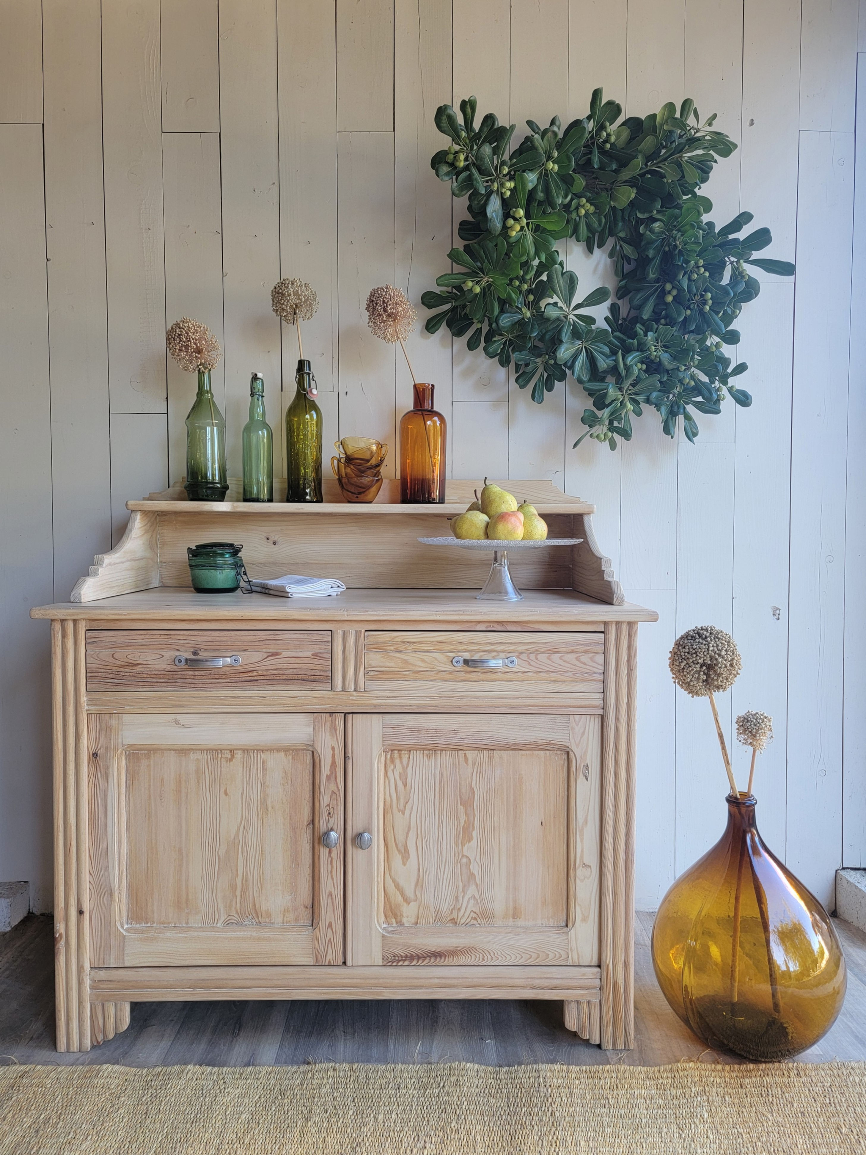 Buffet comptoir vaisselier ancien style rétro en bois clair avec un présentoir, 2 tiroirs, et 2 portes