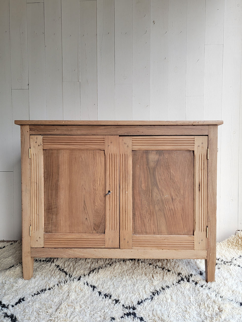 Miniature : authentique buffet ancien en bois avec 2 portes, une étagère,  patine du temps et intérieur peint