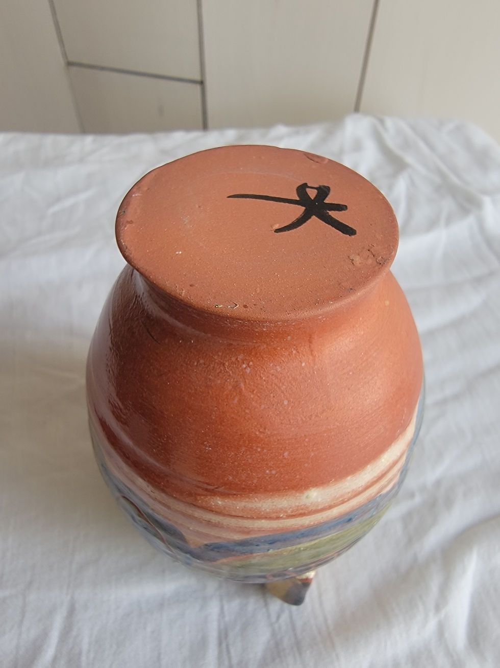 Miniature : Petit vase en terre cuite aux motifs bleux et jaunes irrisés et de fabrication artisanale