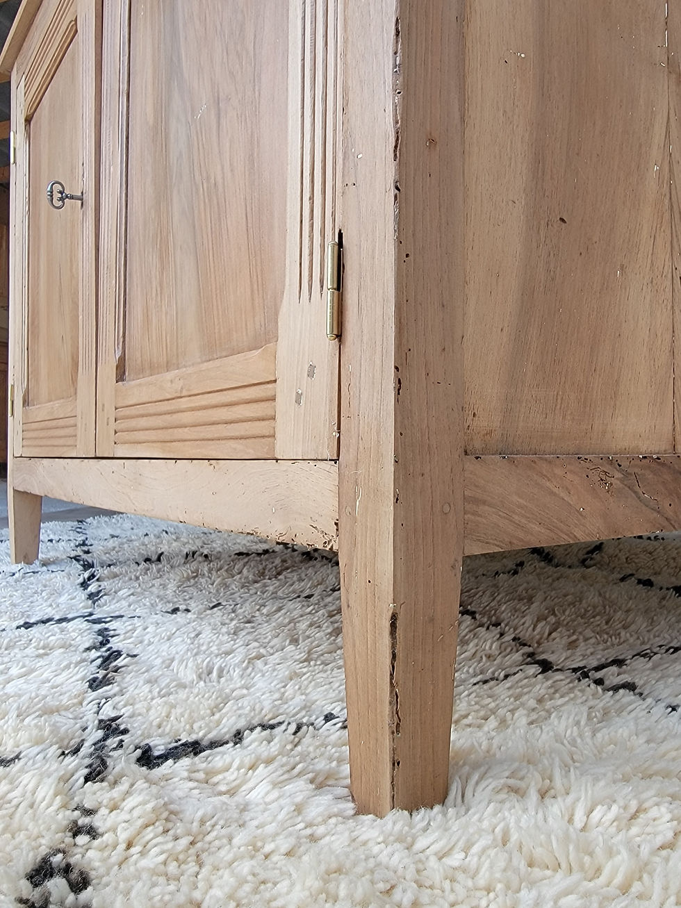 Miniature : authentique buffet ancien en bois avec 2 portes, une étagère,  patine du temps et intérieur peint