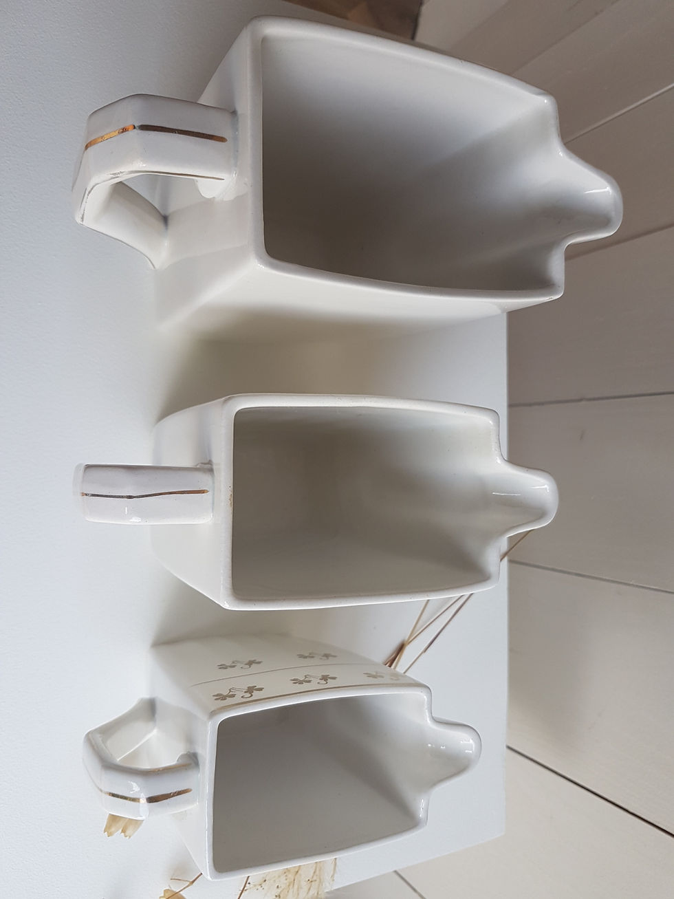 Miniature : Ensemble de 3 pots anciens en porcelaine avec motifs dorés et au style rétro