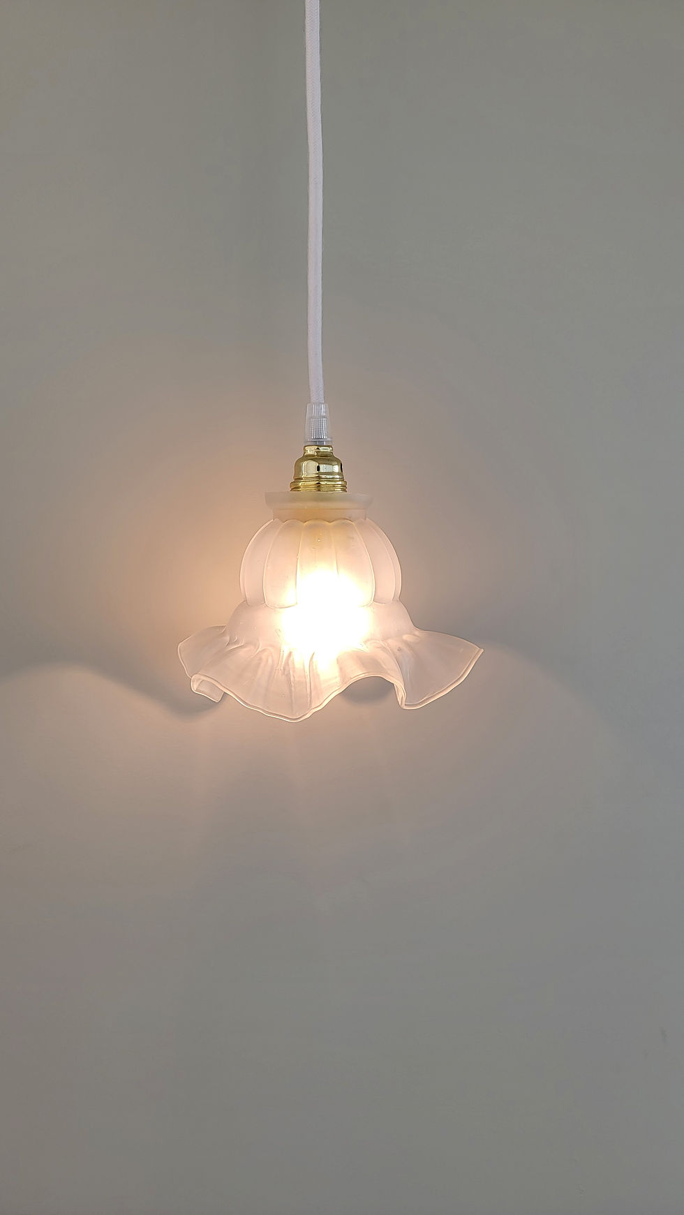 Miniature : luminaire vintage verre dépoli blanc à volants de style rétro et cable electique neuf en coton rose pâle