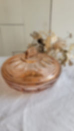 Bonbonnière ou sucrier ancien de style rétro ou art déco, avec un couvercle, en verre rose moulé