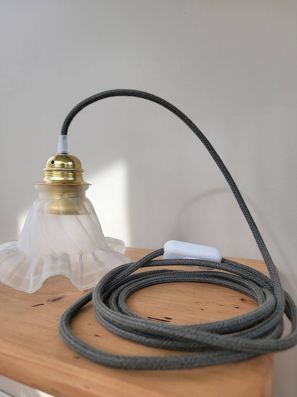 Thumbnail: lampe baladeuse avec un cordon en coton de couleur vert sauge