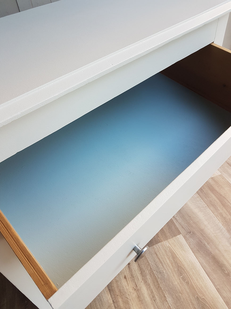 Commode rétro rénovée en bois avec trois tiroirs profonds et boutons argentés d'origine, restaurée de manière écologique