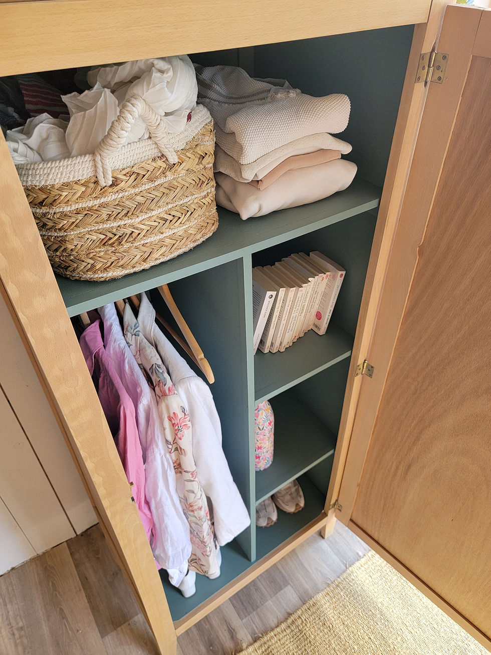 Miniature : Vestaire-petite armoire vintage comportant à la fois des étagères et une penderie et rénové avec des produits écologiques